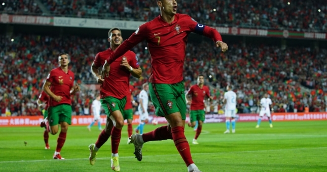 Ronaldo lập hat-trick giúp Bồ Đào Nha thắng hủy diệt