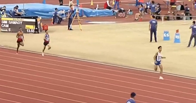 VIDEO: Văn Lai vừa chạy vừa ngoái nhìn đối thủ khi về đích