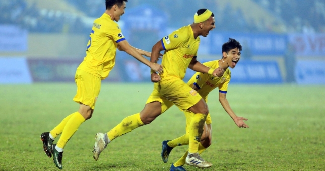 Thắng kịch tính, Nam Định mơ tới cuộc đua vô địch