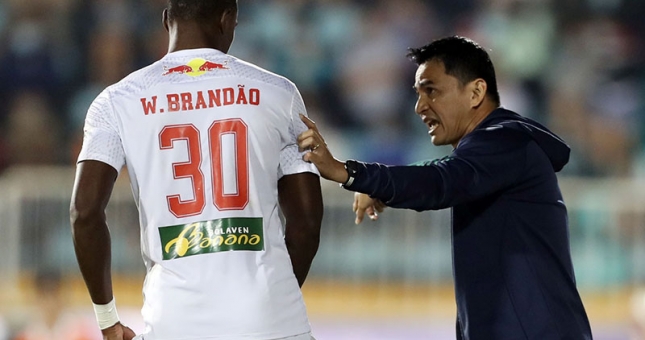 Tiền đạo HAGL 'toát mồ hôi hột' với HLV Kiatisak