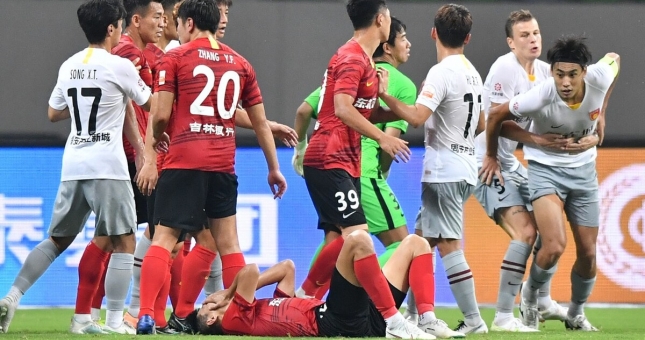 Cay cú vì bị nợ lương, tuyển thủ Trung Quốc ẩu đả ngay trên sân