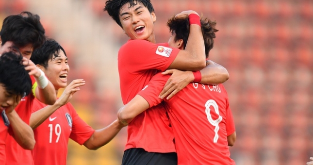 Hàn Quốc 'chơi tennis' trước đội bóng Đông Nam Á