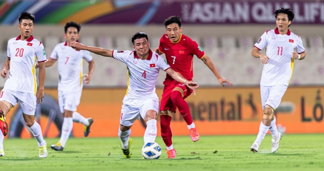 ĐT Trung Quốc chê sân Việt Nam, 'ngôi sao số 1' bỏ tập giữa chừng