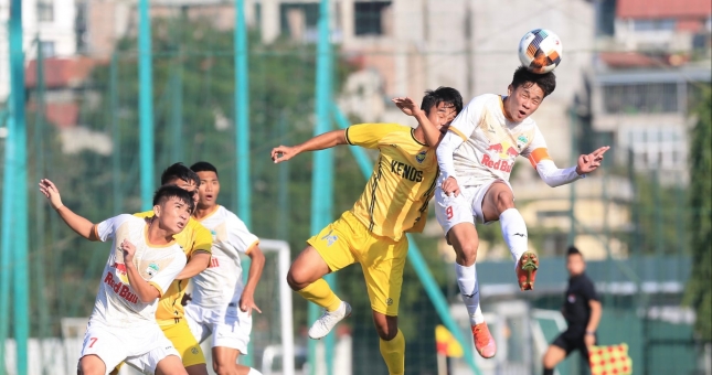 HAGL đánh rơi chiến thắng trong ngày ra quân