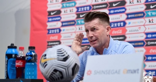 HLV đội hạng 18 thế giới 'e ngại' ĐT Việt Nam