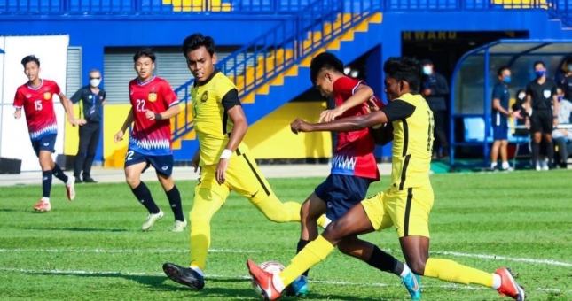 Quật ngã đối phương, HLV Lào không dám tin vào 'cơn địa chấn' trước Malaysia