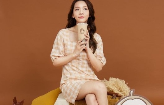 Nữ Youtuber bị CĐM ném đá dữ dội vì dùng Coca Cola để nấu mì gói