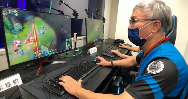 Cụ ông 66 tuổi cầm Xerath bón hành team địch tại giải đấu LMHT