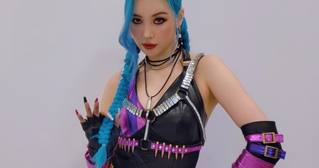 Nữ hoàng gợi cảm của KPOP cosplay Jinx trong show ca nhạc cuối năm