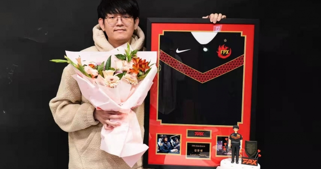 Nhà cựu vô địch CKTG 2019 tuyên bố giải nghệ