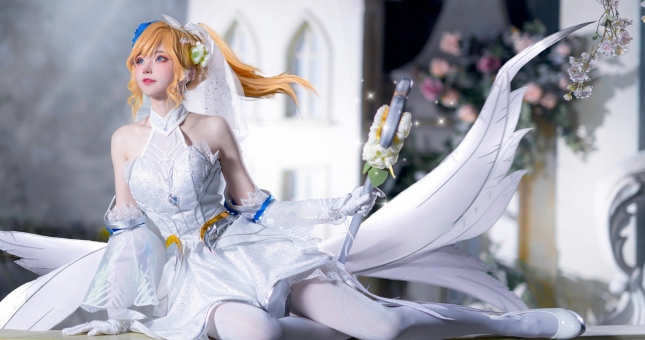 Ngắm màn cosplay Lux Khiết Tinh Hồng Hoa trong LMHT: Tốc Chiến