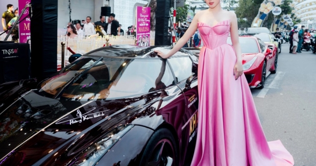 Á hậu Huyền My rạng rỡ bên siêu xe 200 tỷ của đại gia Hoàng Kim Khánh
