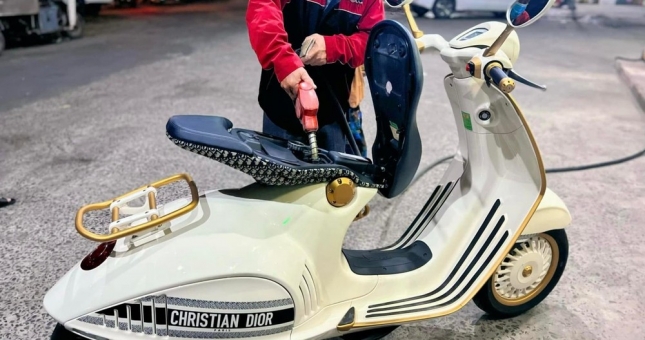 Đổ đầy bình' chiếc Vespa 946 Christian Dior giá hơn 700 triệu hết bao nhiêu tiền?