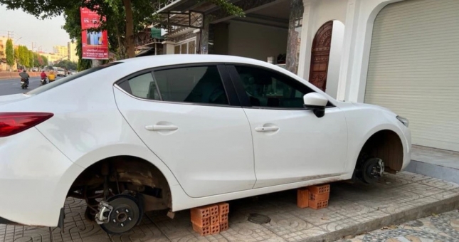 Hy hữu Mazda 3 'bốc hơi' 4 bánh xe chỉ sau một đêm