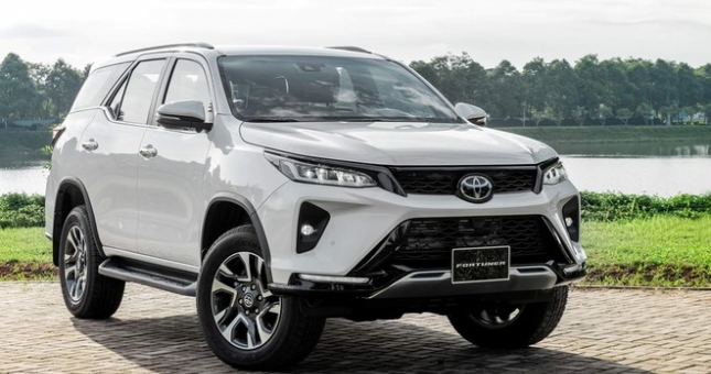 Toyota Fortuner 2022 ra mắt Việt Nam, thêm trang bị, tăng giá bán đồng loạt các phiên bản