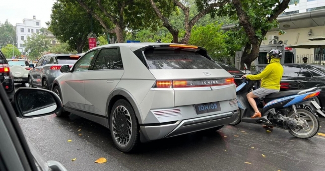 Bắt gặp Hyundai Ioniq 5 lăn bánh trên đường phố Hà Nội, nổi bật cả đoạn đường