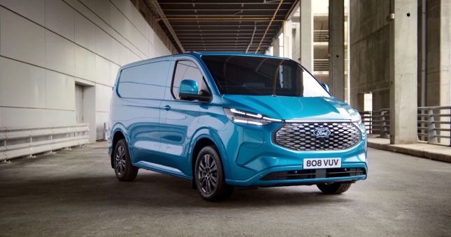 'Xe dịch vụ quốc dân' Ford Transit Custom 2024 ra mắt, sử dụng động cơ thuần điện
