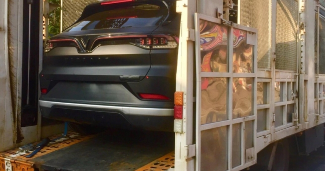 Bất ngờ xuất hiện bộ đôi VinFast VF 8 màu lạ tại Hải Phòng, logo bị che kín bí ẩn