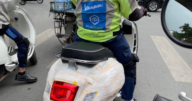 Vespa GTS 2022 bị bắt gặp chạy thử trên đường phố Hà Nội, 'bình cũ' nhưng 'rượu mới'