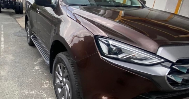 Isuzu mu-X 2022 bất ngờ lộ diện tại Việt Nam, 'lột xác' diện mạo, quyết đấu Toyota Fortuner