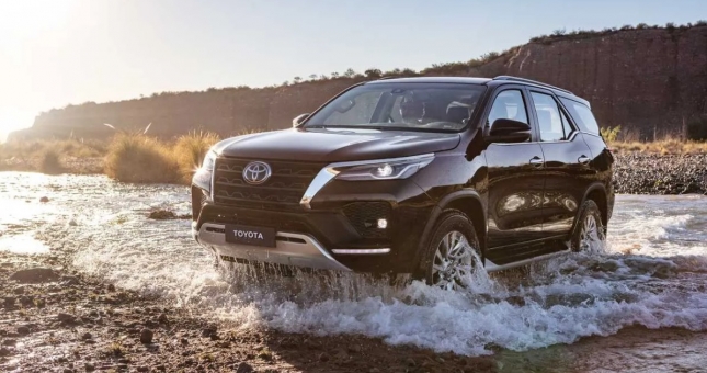 Những mẫu xe ô tô 'khắc tinh' của ngập lụt với khả năng lội nước 'đáng nể'