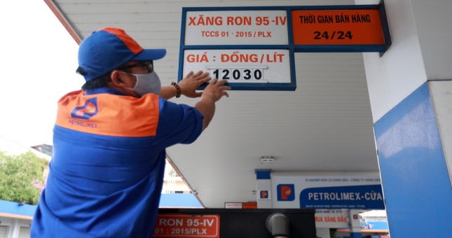 Giá xăng dầu hôm nay 1/6/2022: Xăng RON 95 tăng vượt mốc 31.000 đồng/lít