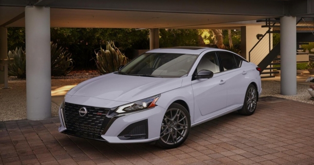 Nissan Altima 2023 chính thức 'lên kệ', thiết kế thể thao, gây áp lực lên Toyota Camry