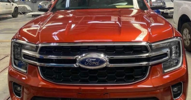 Cận cảnh Ford Everest 2022 tại đại lý Việt Nam, sẵn sàng cho màn ra mắt tháng sau