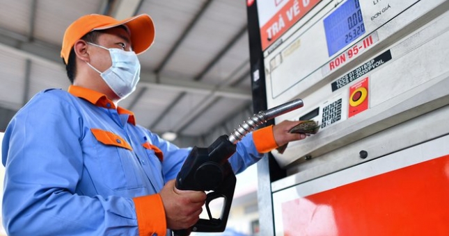 Giá xăng nhập 'quay xe' tăng vọt lên 29.000 đồng/lít ngay ngày đầu tháng cô hồn