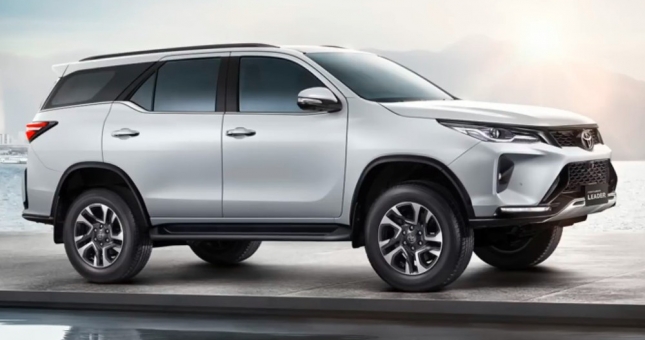Toyota Fortuner 2023 chính thức ra mắt, cải tiến nhẹ thiết kế, thêm nhiều trang bị mới
