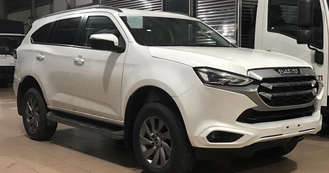 Vừa ra mắt, Isuzu mu-X 2022 đã giảm giá mạnh tại đại lý, quyết ganh đua Fortuner