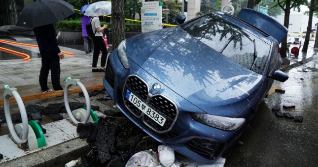 'Xót ruột' hàng loạt xe sang ngổn ngang trên đường phố Seoul sau trận mưa lũ lịch sử
