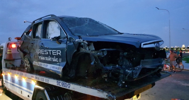 Khách hàng lái thử Subaru Forester đâm văng cột đèn, xe biến dạng nặng