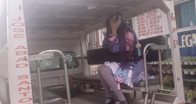 Cosplay Yun Jin quá nhập tâm, nữ game thủ bị cảnh sát bắt giữ