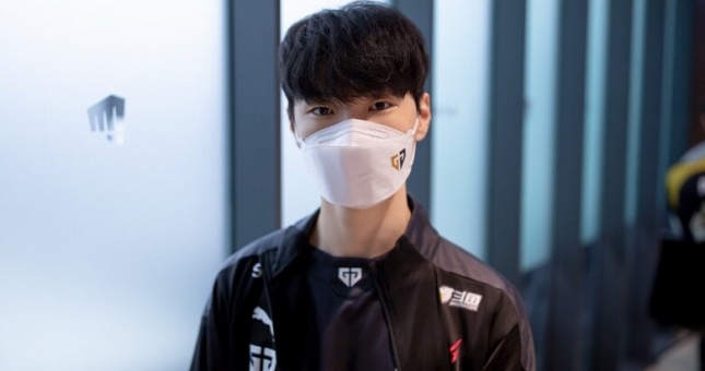 LCK Mùa Xuân 2022: Ruler dương tính với COVID, Chovy chật vật chèo chống Gen.G