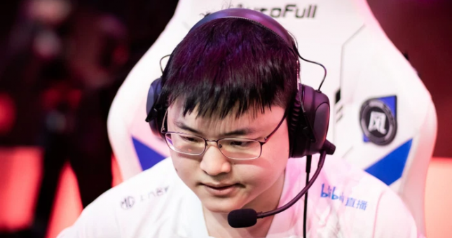 Vừa viết tâm thư động viên fan đẫm nước mắt, Uzi đã bị BLG đá lên băng ghế dự bị