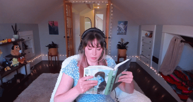 Ngồi im đọc sách cả tiếng đồng hồ, nữ streamer vẫn thu hút hàng ngàn người theo dõi