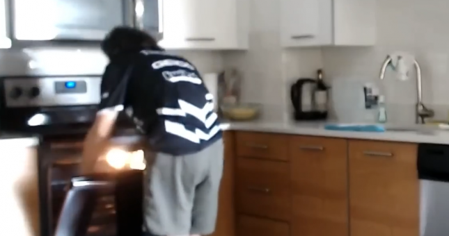 Video: Thấy game quá dễ, game thủ DOTA 2 vừa đánh giải vừa nướng pizza