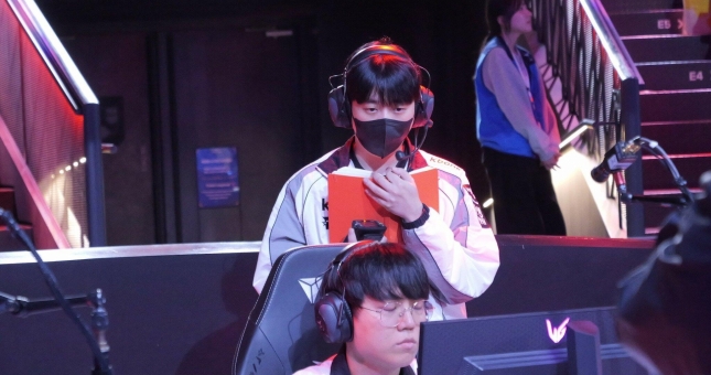 HLV Score nói thẳng lý do KT Rolster nhận thất bại nghiệt ngã