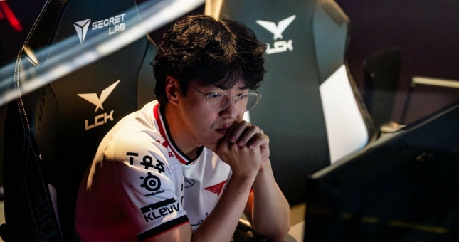 NÓNG: HLV kkOma lại rời T1