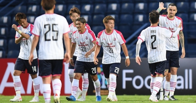 Văn Lâm vắng mặt, Cerezo Osaka vất vả cầm hòa đội bóng của Iniesta