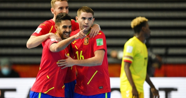 Thắng dễ Angola, 'đội tuyển số 1 thế giới' duy trì mạch bất bại