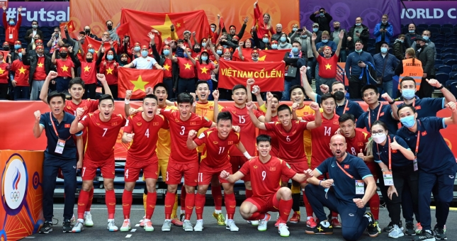 ĐT Việt Nam về nước, 2 thành viên bất đắc dĩ phải ở lại