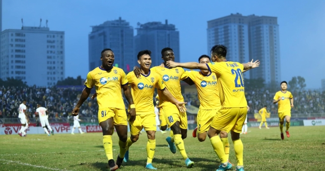 Highlights SLNA 2-0 HAGL: Siêu phẩm của Văn Đức