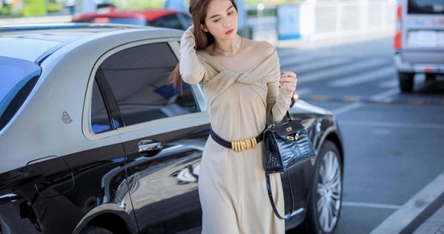 Chán Maybach S500, Ngọc Trinh tậu Rolls-Royce Ghost gần 10 tỷ đồng