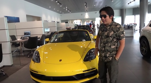 Youtuber Khoa Pug mua siêu xe Porsche nhằm 'giảm áp lực xài tiền'