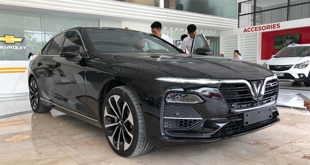 Giá xe VinFast Lux giảm chỉ còn từ 800 triệu khiến khách Việt xôn xao