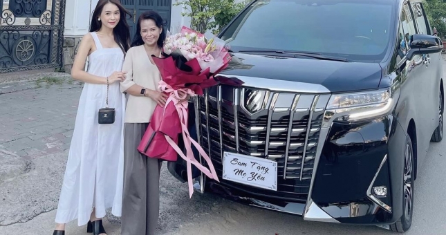 Hot girl Sam mua xe sang hơn 4 tỷ cho mẹ đi chợ