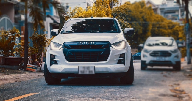 Bán tải cạnh tranh Ford Ranger lần đầu xuất hiện với ngoại hình cực lạ