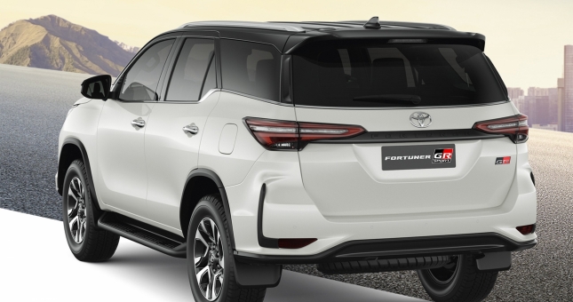 Toyota Fortuner GR-S 2022 bất ngờ lộ diện, thiết kế đậm chất thể thao